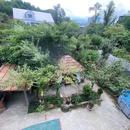 Holiday House Chkonia Hotel Batumi Bagian luar foto