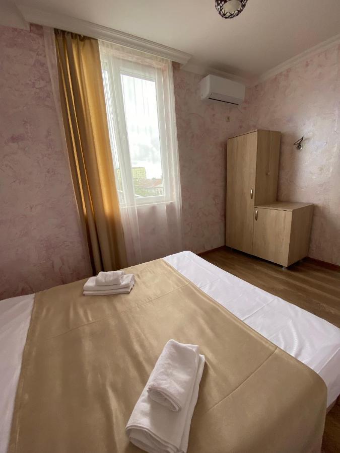 Holiday House Chkonia Hotel Batumi Bagian luar foto