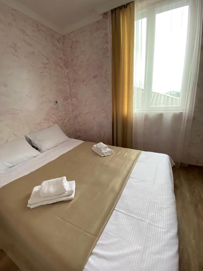Holiday House Chkonia Hotel Batumi Bagian luar foto