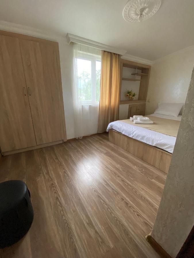 Holiday House Chkonia Hotel Batumi Bagian luar foto