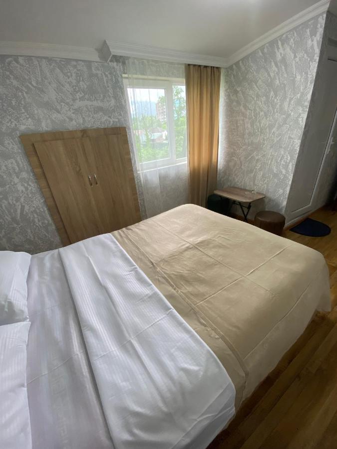 Holiday House Chkonia Hotel Batumi Bagian luar foto