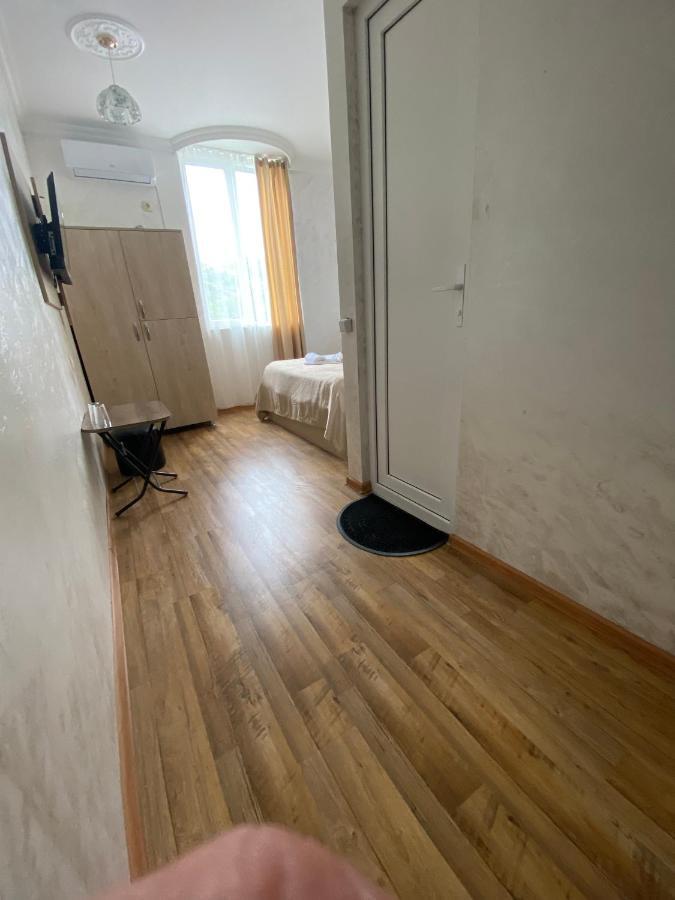 Holiday House Chkonia Hotel Batumi Bagian luar foto