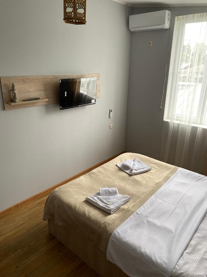 Holiday House Chkonia Hotel Batumi Bagian luar foto