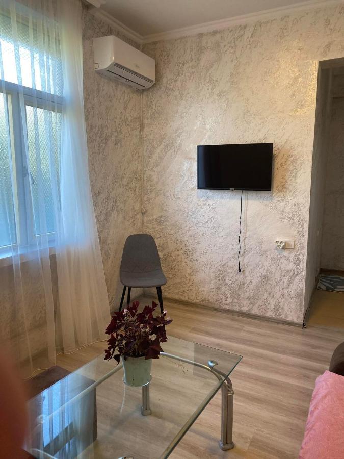 Holiday House Chkonia Hotel Batumi Bagian luar foto